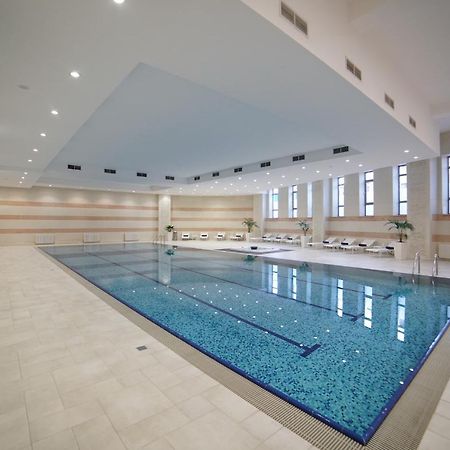 Orion Hotel Bishkek Exterior foto Swimming pool