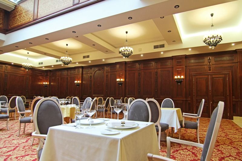 Orion Hotel Bishkek Exterior foto Restaurant