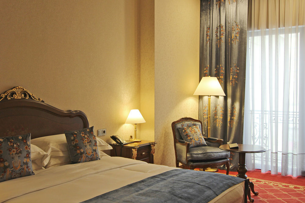 Orion Hotel Bishkek Exterior foto A room at the hotel