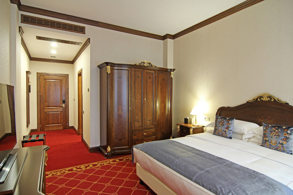 Orion Hotel Bishkek Exterior foto A room at the Grand Hotel