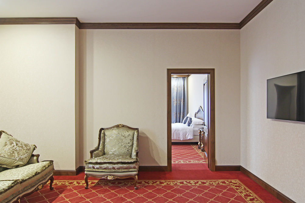 Orion Hotel Bishkek Exterior foto A suite at the hotel
