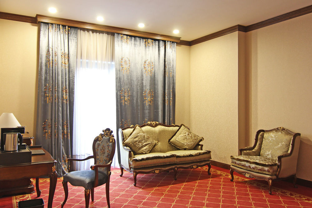 Orion Hotel Bishkek Exterior foto A suite at the hotel