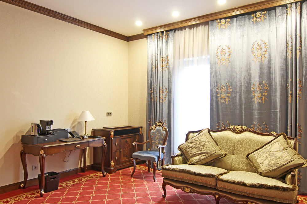 Orion Hotel Bishkek Exterior foto A room at the hotel