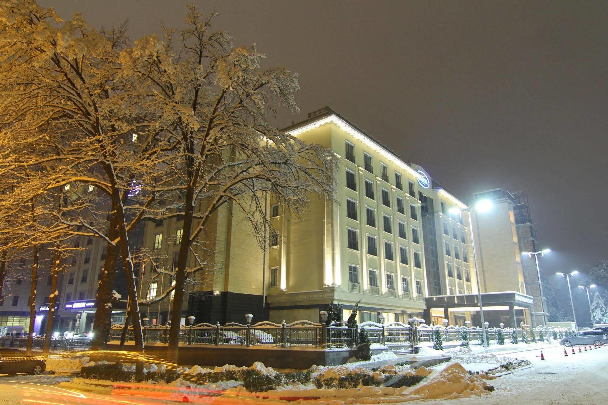 Orion Hotel Bishkek Exterior foto Hilton Prague