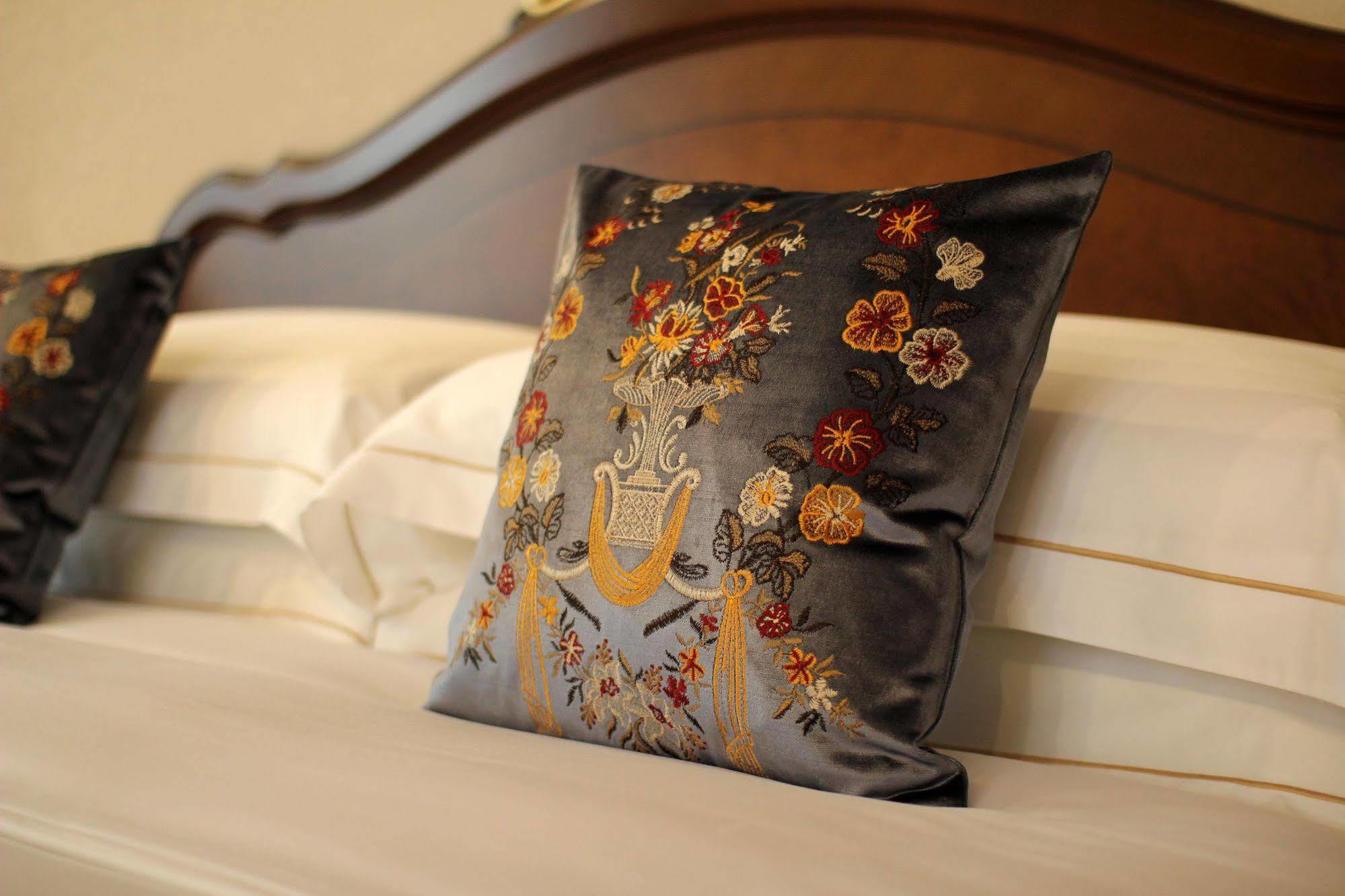 Orion Hotel Bishkek Exterior foto A cushion